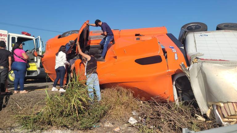El conductor terminó lesionado del brazo izquierdo. El conductor terminó lesionado del brazo izquierdo.