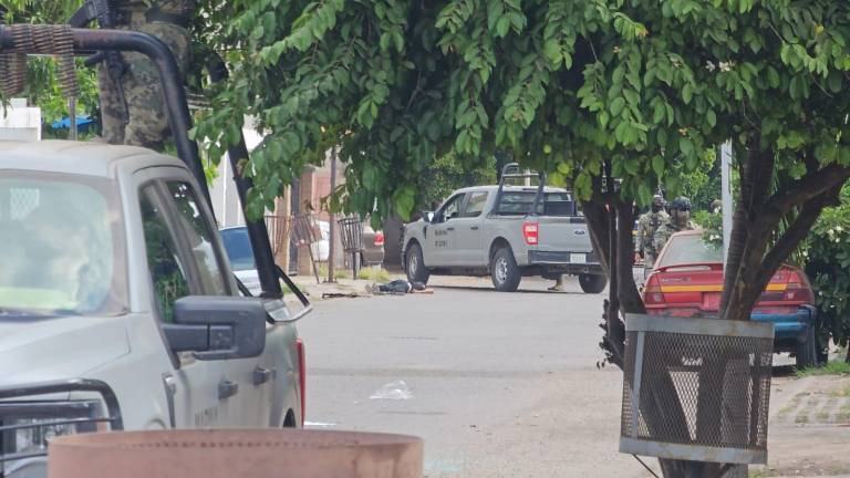 Elementos de la Marina aseguraron la zona del enfrentamiento en el fraccionamiento San Luis, donde se localizaron armas, vehículos con reporte de robo y un joven abatido. Elementos de la Marina aseguraron la zona del enfrentamiento en el fraccionamiento San Luis, donde se localizaron armas, vehículos con reporte de robo y un joven abatido.