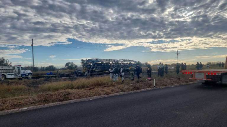 Con corte al mediodía de este martes han sido atendidas 21 personas sobrevivientes del camionazo que se registró en Elota, informó Protección Civil Sinaloa.