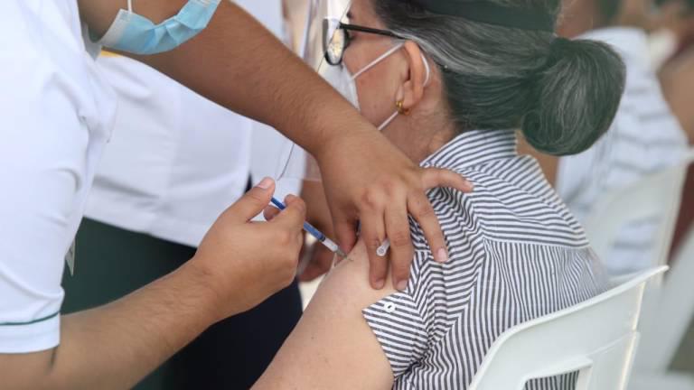 Se han vacunado más de 500 personas contra influenza y Covid-19 en el Issste de Mazatlán