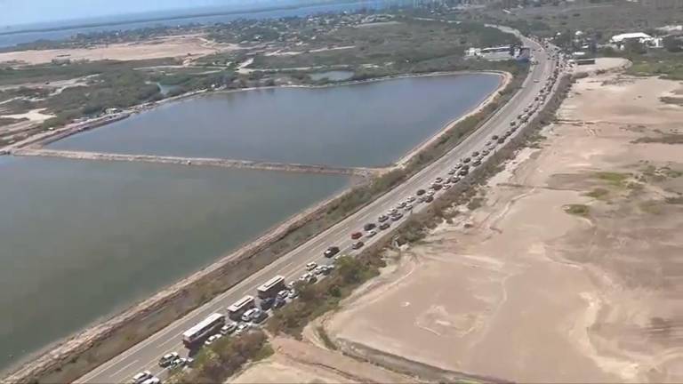 Se reportan largas filas de vehículos entrando a las zonas de playa.