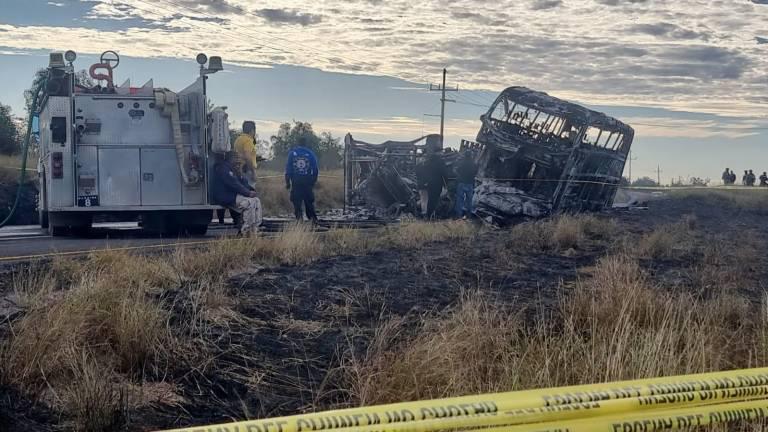 El autobús se incendió tras el impacto con el tráiler dejando a 23 personas sin vida.