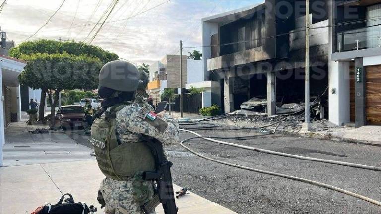 Militares aseguraron el área mientras Bomberos controlaba el incendio tras el siniestro. Militares aseguraron el área mientras Bomberos controlaba el incendio tras el siniestro.