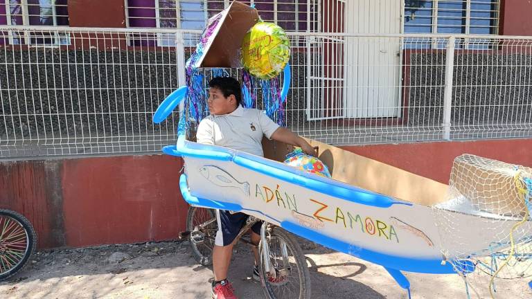 Adán Noé rinde homenaje a Escuinapa con la bicicleta y la panga.