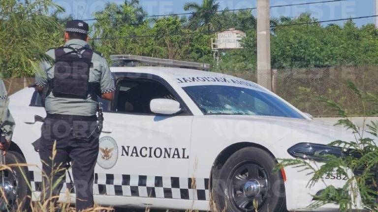 La patrulla de la Guardia Nacional sufrió daños por disparos y ponchallantas frente a la UAS. La patrulla de la Guardia Nacional sufrió daños por disparos y ponchallantas frente a la UAS.
