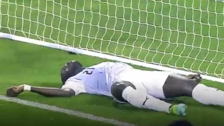 Ousmane Coulibaly se convulsionó en el césped.