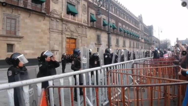 Marchan contra transfeminicidios en CDMX; policía agrede a manifestantes con gases en Palacio Nacional