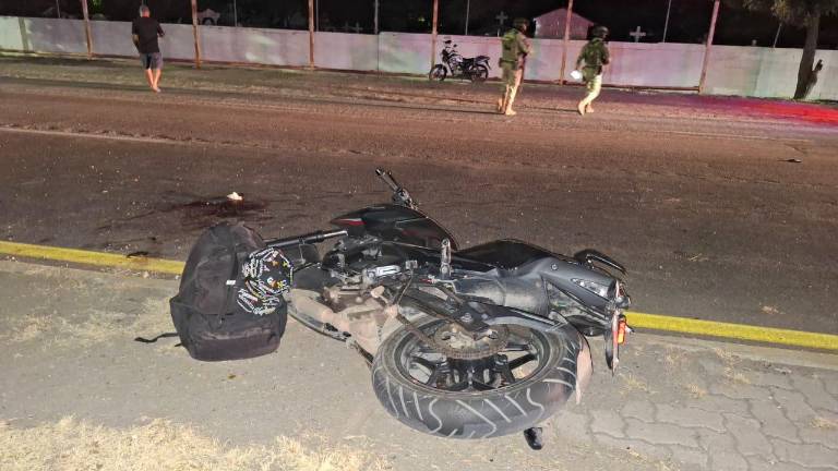 Paramédicos atendieron a las dos víctimas del choque registrado a la altura del Panteón Jardín. Paramédicos atendieron a las dos víctimas del choque registrado a la altura del Panteón Jardín.