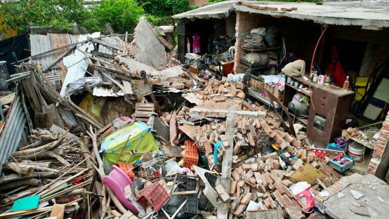 La familia en Villas del Sol perdió todo tras la explosión en su vivienda.