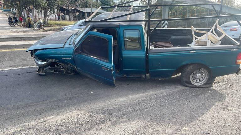Una camioneta y un automóvil chocaron en la carretera Internacional a la altura de la Urraca.