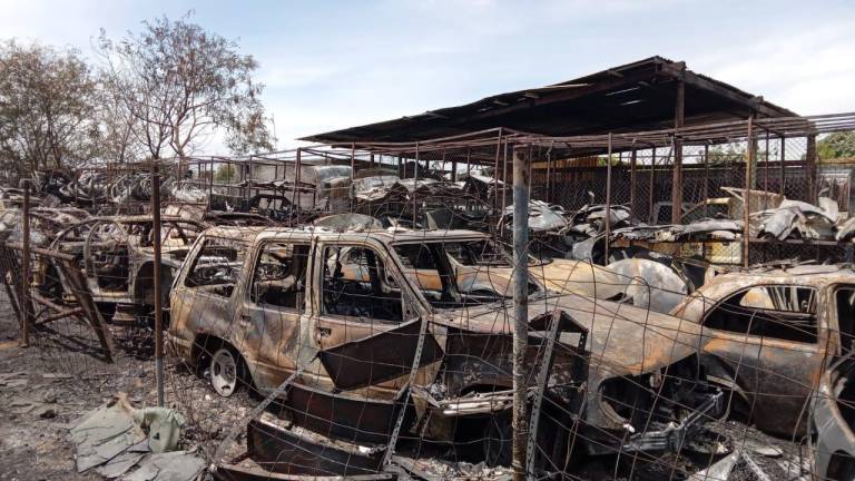 Estiman que al menos 80 vehículos almacenados en yonkes se dañaron por el incendio registrado el domingo.