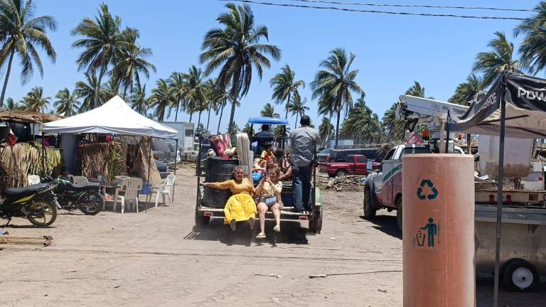Algunas familias se mudan a las playas de Las Cabras, en Escuinapa, para cumplir con la tradición anual.