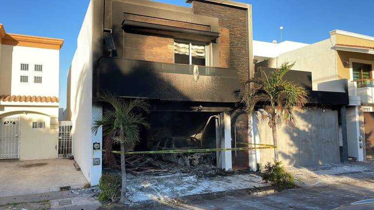 La vivienda vandalizada fue consumida por las llamas en Portalegre, Culiacán. Militares resguardaron la zona. La vivienda vandalizada fue consumida por las llamas en Portalegre, Culiacán. Militares resguardaron la zona.