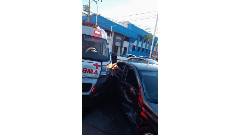 El accidente fue en el Centro de Culiacán; dos paramédicos resultaron heridos.