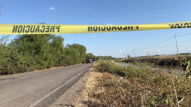 Autoridades resguardaron la zona del Canal 7 donde fueron localizados los dos hombres asesinados. Autoridades resguardaron la zona del Canal 7 donde fueron localizados los dos hombres asesinados.