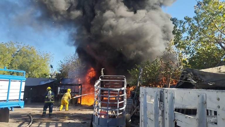Bomberos de Escuinapa y Protección Civil sofocan las llamas de la bodega.