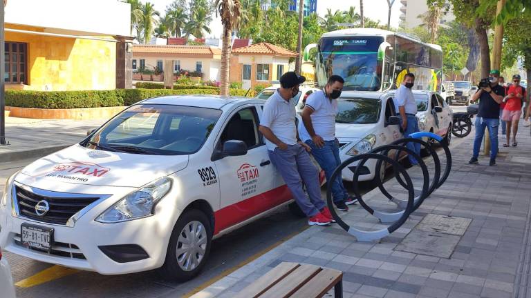 Tránsito de Mazatlán infracciona a 15 taxistas y detiene otra unidad en la Zona Dorada