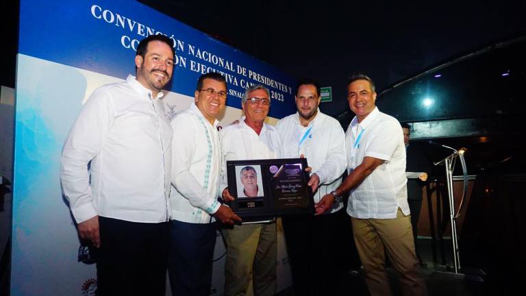 Alfredo “El Wilo” Gómez Rubio recibe su reconocimiento de manos de Ricardo Velarde, el Alcalde Édgar Gonzalez, Germán González y Érick Mandujano.