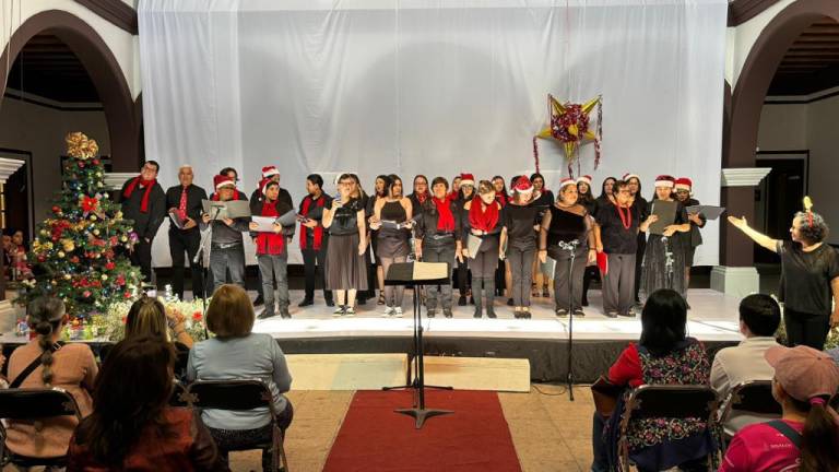 El Taller de Coro que dirige la maestra Yuri Salazar ofreció un programa con cantos navideños.