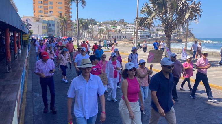 Los asistentes a la marcha de la “Marea Rosa” se concentraron frente al escudo de Sinaloa, en Olas Altas, y marcharon hacia la Plazuela República.