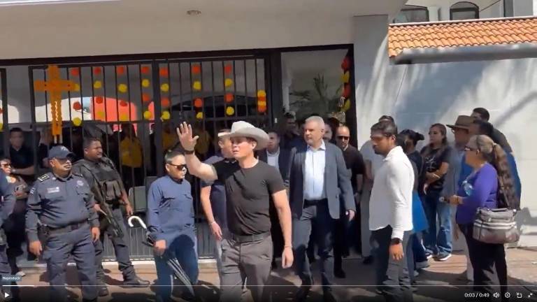 Ramírez Bedolla, abandonó este domingo el funeral de Carlos Manzo, alcalde asesinado de Uruapan, acompañado por sus escoltas entre gritos de “fuera”, “asesino” y “delincuente”. Ramírez Bedolla, abandonó este domingo el funeral de Carlos Manzo, alcalde asesinado de Uruapan, acompañado por sus escoltas entre gritos de “fuera”, “asesino” y “delincuente”.