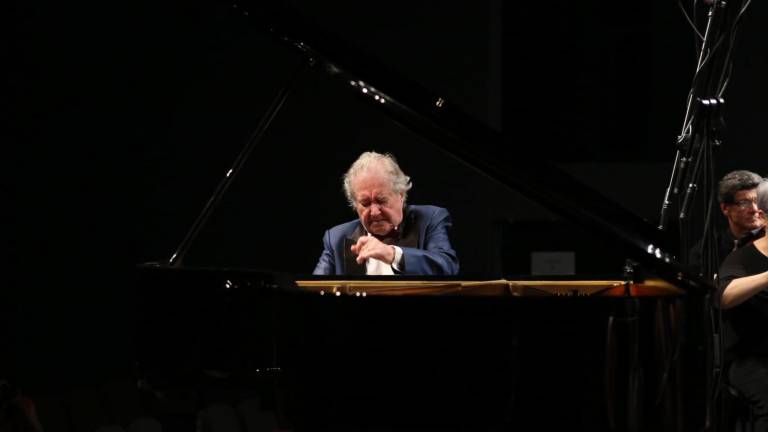 El pianista Mikhail Voskresensky fue ovacionado por el público sinaloense.