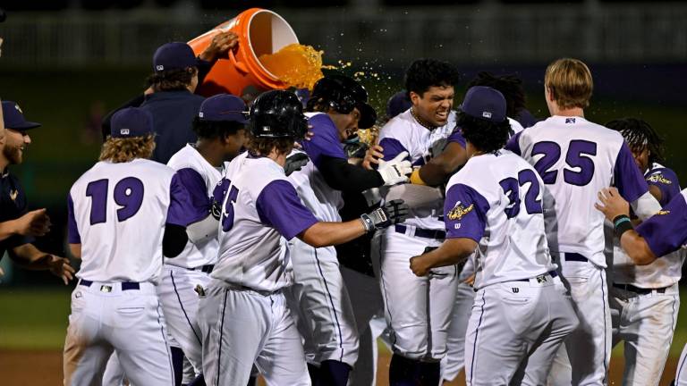 Fort Myers Mighty Mussels gana con imparable de Ildefonso Ruiz.