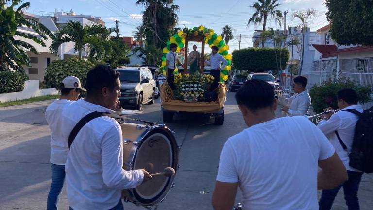 Alrededor de 50 niñas, niños y jóvenes de primaria y secundaria cruzaron las calles del fraccionamiento Sábalo Country para cumplir un año más de tradiciones. Alrededor de 50 niñas, niños y jóvenes de primaria y secundaria cruzaron las calles del fraccionamiento Sábalo Country para cumplir un año más de tradiciones.