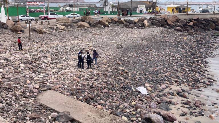 El cuerpo de una mujer fue arrojado por el mar en el Paseo del Centenario de Mazatlán.