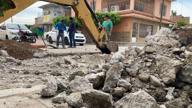 La tubería de la calle 5 de febrero en la Colonia Esperanza será sustituida para terminar con problemas de drenaje.