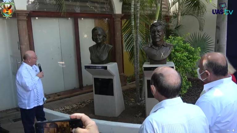El rector inaugura los bustos de Inés Arredondo y Pedro Carreón.