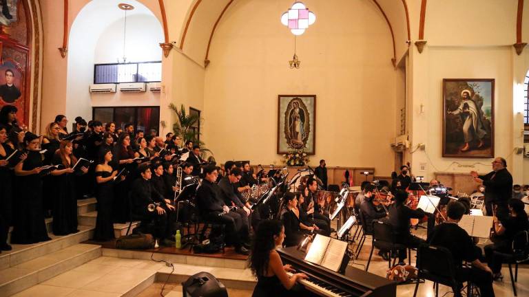 El Coro de la Ópera de Sinaloa, dirigido por Marco Antonio Rodríguez.