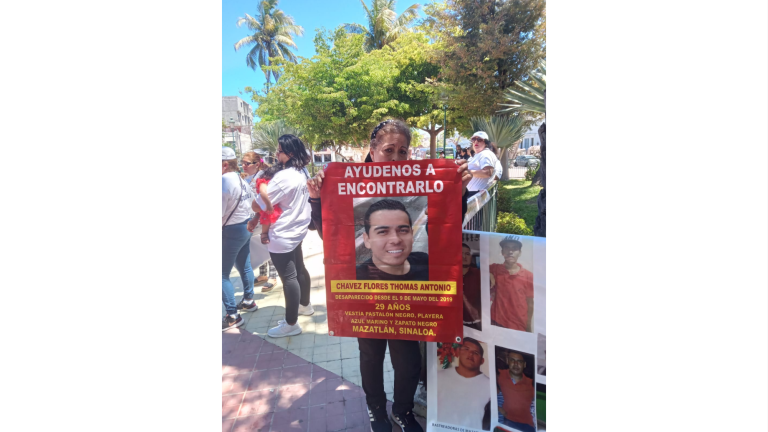 Tomás Antonio “El Centenario” participó en la marcha pacífica de integrantes de colectivos de búsqueda de personas desaparecidas en Mazatlán.