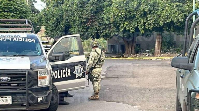 Elementos policiacos resguardan el área donde fue hallado un hombre sin vida en el Centro de Culiacán. Elementos policiacos resguardan el área donde fue hallado un hombre sin vida en el Centro de Culiacán.