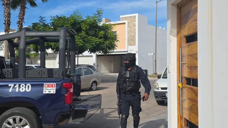 Policías aseguraron la zona de la residencia atacada en el fraccionamiento Espacios Barcelona mientras peritos recaban indicios. Policías aseguraron la zona de la residencia atacada en el fraccionamiento Espacios Barcelona mientras peritos recaban indicios.