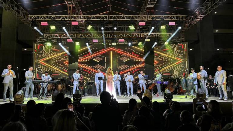 La Sonora Santanera junto con la Orquesta Sinfónica Sinaloa de las Artes, despiden el Festival Cultural Sinaloa 2023 en un magno concierto realizado en la explanada de la Unidad Administrativa, en Culiacán.