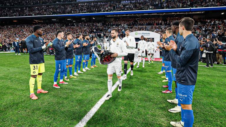Real Madrid recibió el tradicional pasillo de campeón por parte del Alavés.