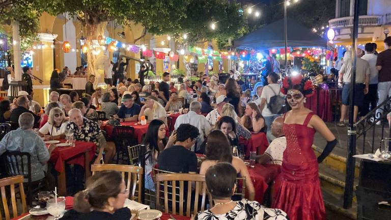Los restaurantes de la Plazuela Machado lucieron llenos durante la noche de este sábado. Los restaurantes de la Plazuela Machado lucieron llenos durante la noche de este sábado.