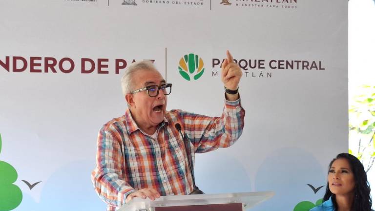 Rocha Moya expresó que la instalación de la base representa un paso importante en el reforzamiento de la estrategia de seguridad en Mazatlán. Rocha Moya expresó que la instalación de la base representa un paso importante en el reforzamiento de la estrategia de seguridad en Mazatlán.