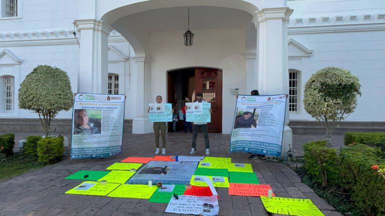 Los familiares colocaron carteles frente al Palacio de Gobierno, denunciando la falta de resultados en la búsqueda y la ausencia de medidas urgentes por parte de las autoridades. Los familiares colocaron carteles frente al Palacio de Gobierno, denunciando la falta de resultados en la búsqueda y la ausencia de medidas urgentes por parte de las autoridades.