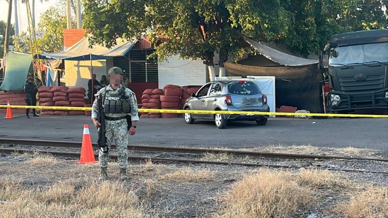 El automóvil Nissan March presentó múltiples impactos de bala. El automóvil Nissan March presentó múltiples impactos de bala.