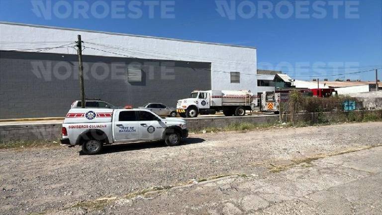 Bomberos y Protección Civil inspeccionan la carpintería en el Fraccionamiento Real del Country tras la emergencia. Bomberos y Protección Civil inspeccionan la carpintería en el Fraccionamiento Real del Country tras la emergencia.