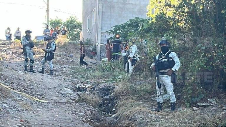 Autoridades resguardan la zona del homicidio de tres hermanos en la colonia Bicentenario, al norte de Culiacán. Autoridades resguardan la zona del homicidio de tres hermanos en la colonia Bicentenario, al norte de Culiacán.