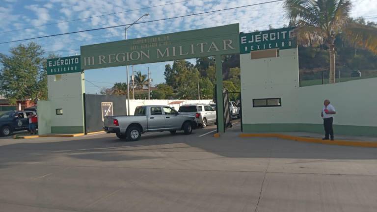 Autoridades llegan a las instalaciones de la Tercera Región Militar en Mazatlán para la firma de un convenio entre Sinaloa y Durango.