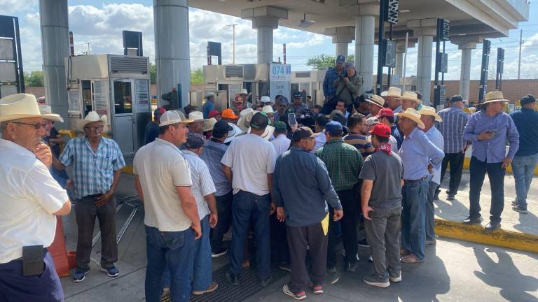 Agricultores mantienen bloqueada la caseta de peaje de Cuatro Caminos, en Guasave. Agricultores mantienen bloqueada la caseta de peaje de Cuatro Caminos, en Guasave.