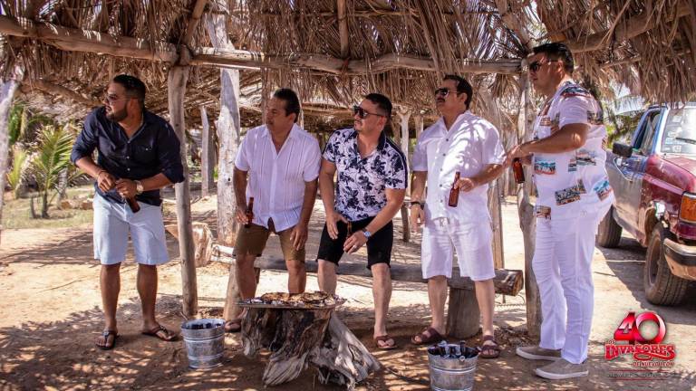 Banda MS e Invasores de Nuevo León durante las grabaciones de Playa sola