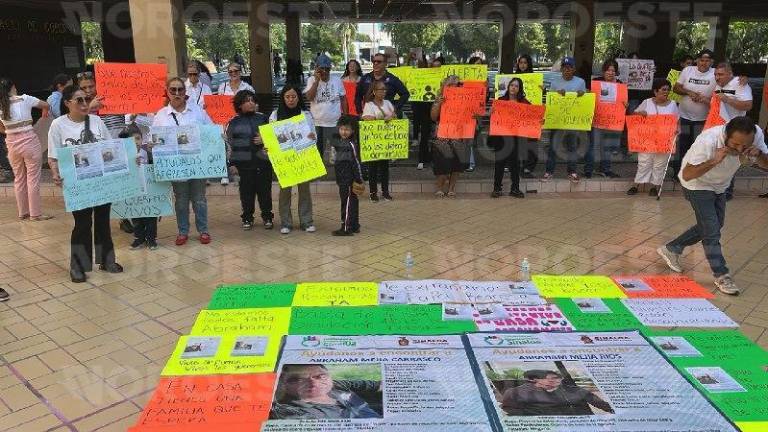 Familiares de Abraham Mejía Carrasco y Abraham Mejía Ríos exigieron justicia y su pronta localización. Familiares de Abraham Mejía Carrasco y Abraham Mejía Ríos exigieron justicia y su pronta localización.