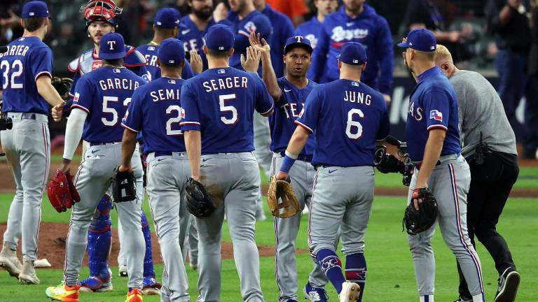Rangers blanquean a Astros para dar primer golpe en SCLA