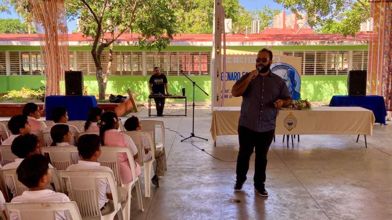 El tenor Jorge Echeagaray relató su trayectoria en la música regional mexicana e interpretó melodías para inspirar a los jóvenes. El tenor Jorge Echeagaray relató su trayectoria en la música regional mexicana e interpretó melodías para inspirar a los jóvenes.