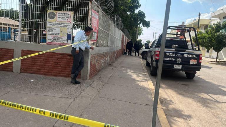 Policías y peritos realizaron el levantamiento del cuerpo en las inmediaciones de la escuela. Policías y peritos realizaron el levantamiento del cuerpo en las inmediaciones de la escuela.